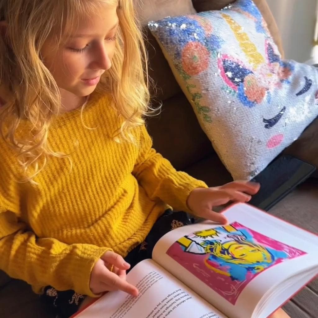 kids enjoying selfarama art books